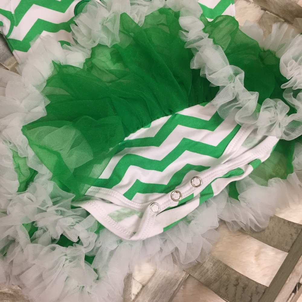 ☘️ St. Patty’s Day Ruffle Onsie ☘️ Baby NEW 12-18 months St Patrick’s Day Frilly - Picture 5 of 8
